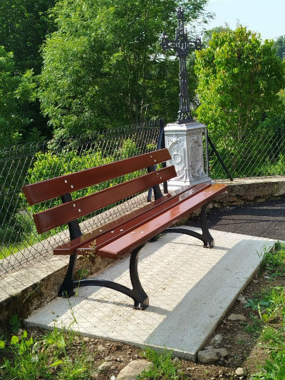 Banc devant église